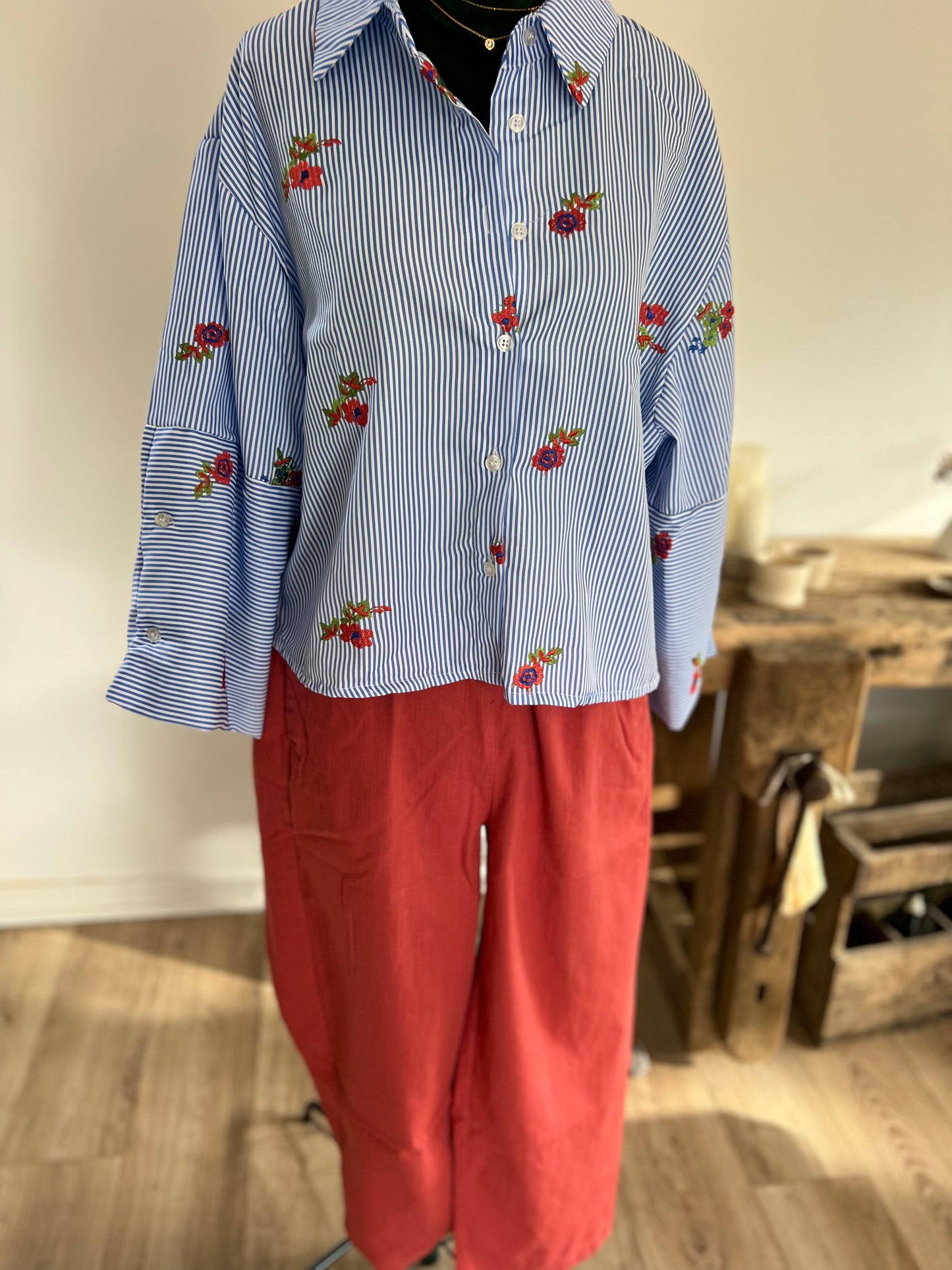 Chemise Rayée Femme Intuition – Détail Broderie Chic et Tendance