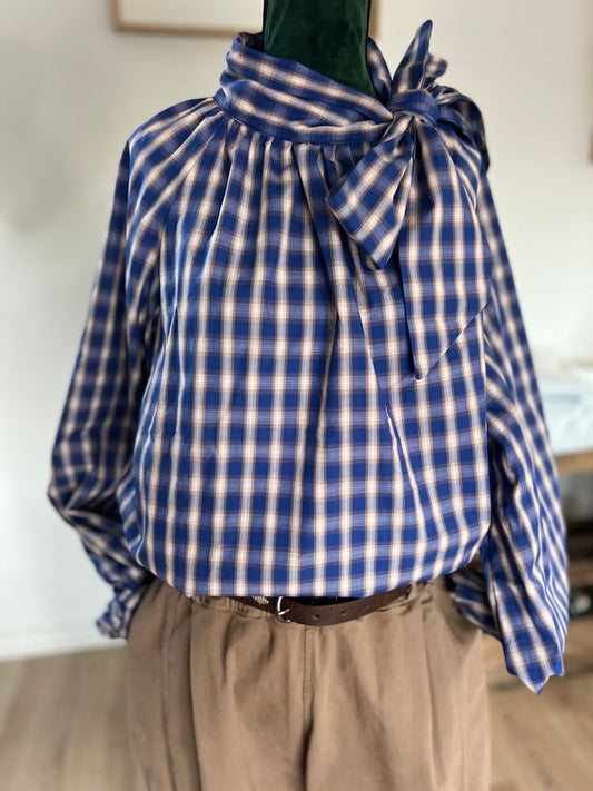 Blouse à carreaux avec nœud à nouer