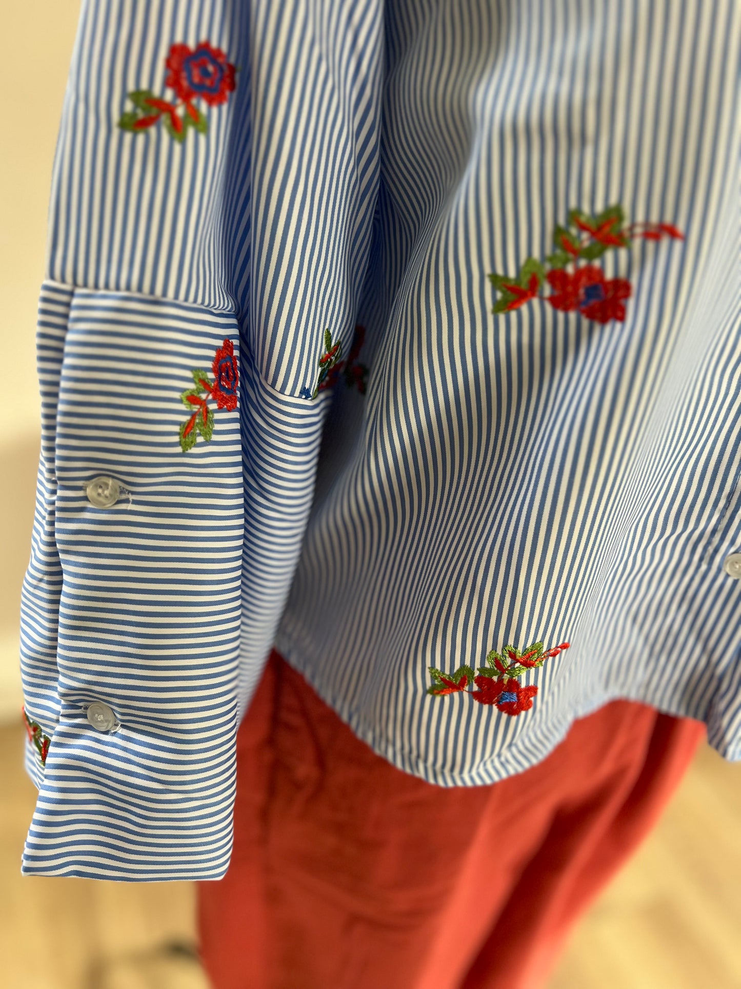 Chemise Rayée Femme Intuition – Détail Broderie Chic et Tendance