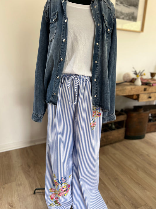 Pantalon fluide rayures & détails floraux Johanna Paris – Pantalon femme chic et confortable