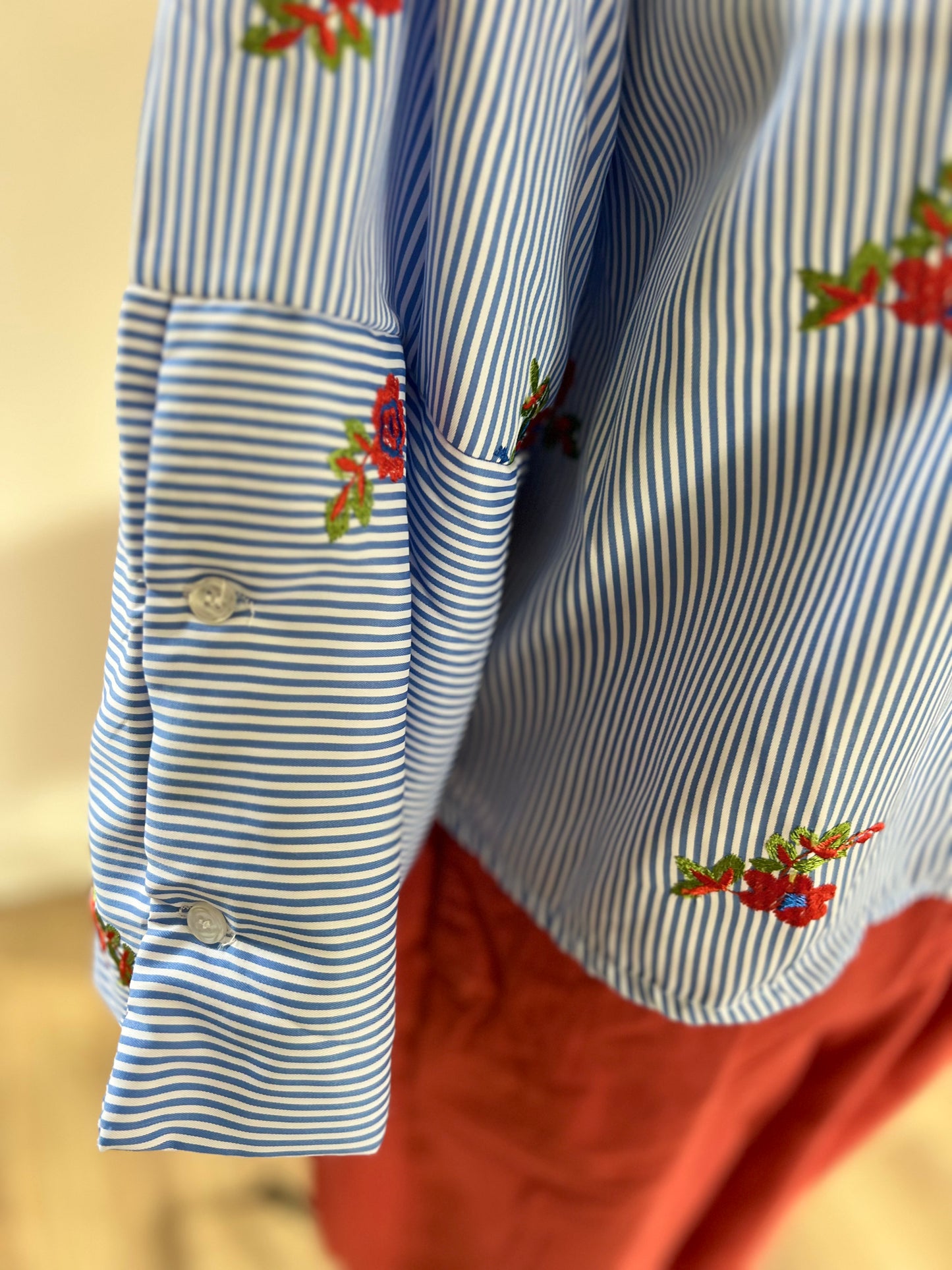 Chemise Rayée Femme Intuition – Détail Broderie Chic et Tendance